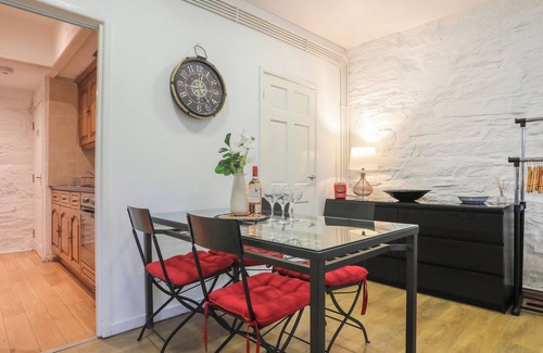 Borth-y-Gest Cabaña | CORNHILL COURTYARD, pet friendly in Porthmadog