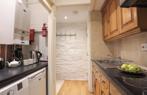Borth-y-Gest Cabaña | CORNHILL COURTYARD, pet friendly in Porthmadog