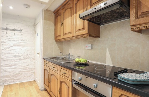 Borth-y-Gest Cabaña | CORNHILL COURTYARD, pet friendly in Porthmadog