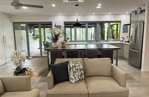 Loganholme Casa | Cornubia Luxury Nature Haven- Family & Pet friendly & wheelchair-friendly
