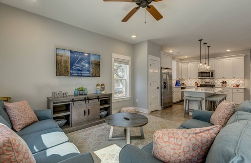 Monteray Shores Casa | Corolla Mode | 5280 ft to the beach | Private Pool and Community Pool