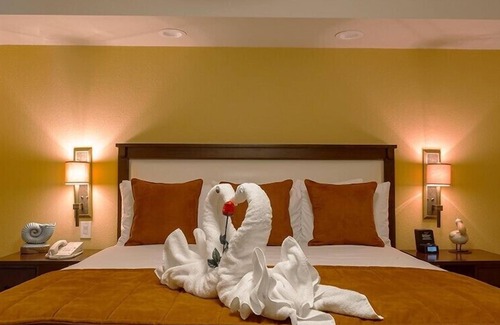 Coronado Hotel | Coronado Paradise Found! Relaxing Two Bedroom Unit with Kitchenette!