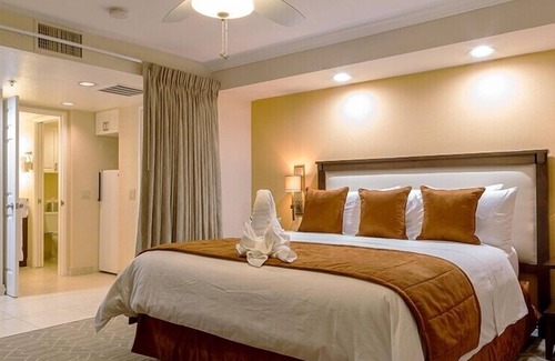 Coronado Hotel | Coronado Paradise Found! Relaxing Two Bedroom Unit with Kitchenette!