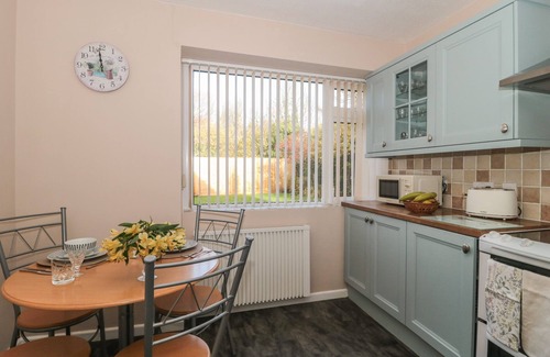 Weston-super-Mare Cabaña | CORONATION COTTAGES NO.2, character holiday cottage in North Worle