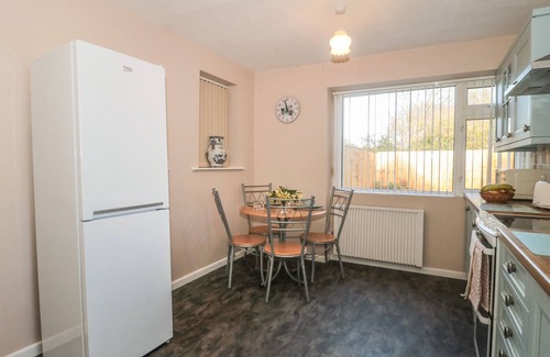 Weston-super-Mare Cabaña | CORONATION COTTAGES NO.2, character holiday cottage in North Worle