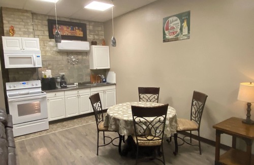McComb Apartamento | Corp/Executive SHORT TERM Beautiful 1940;s Art Deco NEHI bottling GATED PARKING