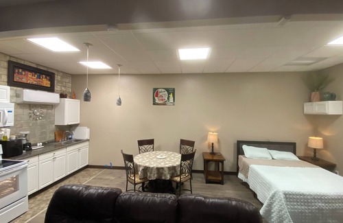 McComb Apartamento | Corp/Executive SHORT TERM Beautiful 1940;s Art Deco NEHI bottling GATED PARKING
