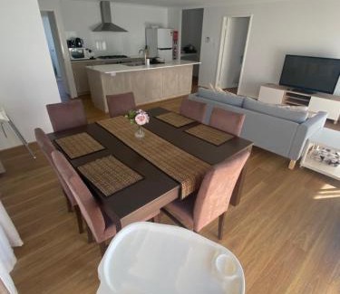Wellard Casa | Corporate Executive Modern 5bedroom Family friendly home - Disabled Access & Disability Modified