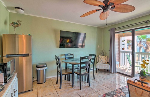 North Beach Condominio | Corpus Christi Condo w/ Community Amenities!