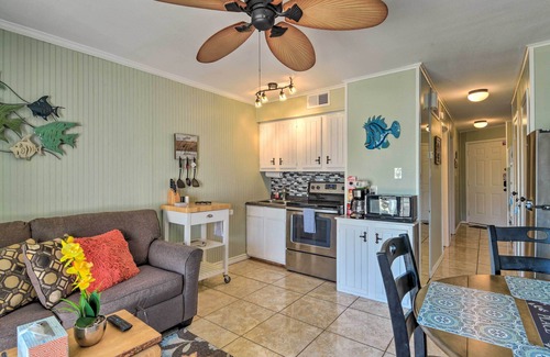 North Beach Condominio | Corpus Christi Condo w/ Community Amenities!