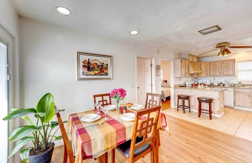 South Side Casa | Corpus Christi Extended Stay - 7 Mi to Beach!