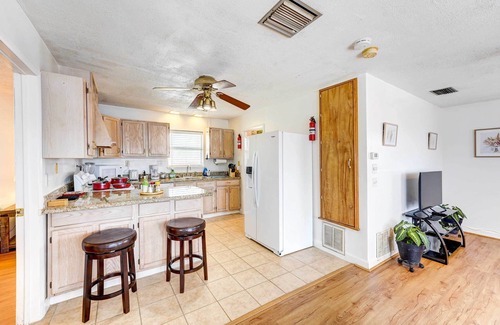 South Side Casa | Corpus Christi Extended Stay - 7 Mi to Beach!
