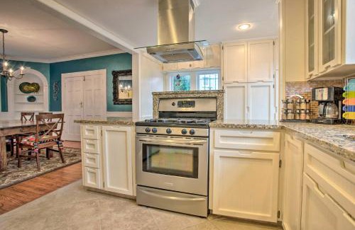 Del Mar Casa | Corpus Christi Home with Pool and Hot Tub Walk to Bay