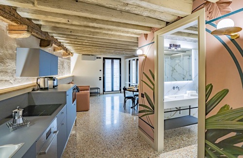Castello Apartamento | Corte Rubbi 5514 Two-bedroom with Canal View