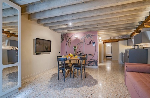 Castello Apartamento | Corte Rubbi 5514 Two-bedroom with Canal View