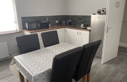 Roscoe Apartamento | Cortoon Inn, Triple Room 2 (1 DBL + 1SGL)