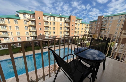 Stefanestii de Jos Apartamento | Cosmopolis Family Apartment - Pools & Gym