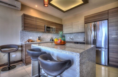 Playa Hermosa Casa | ¡Lo mejor de ambos mundos! ¡Condominios de lujo modernos a pasos de la playa! Espectacular