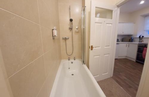 Langford Casa | Cosy 1-bedroom cottage next to Combe Lodge Venue