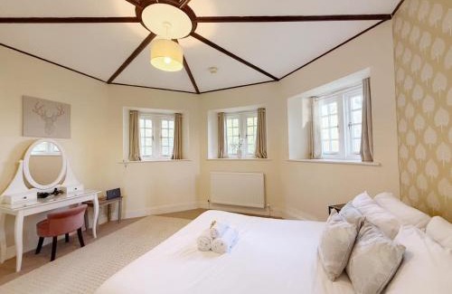Langford Casa | Cosy 1-bedroom cottage next to Combe Lodge Venue