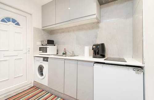 West Hendon Apartamento | Cosy 1 Bedroom Studio walking distance to mall with parking available