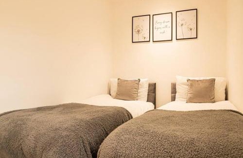 Wroxton Apartamento | Cosy 2 Bedroom Apartment - Free Parking, Fast WiFi and Smart TV by Tejza Property