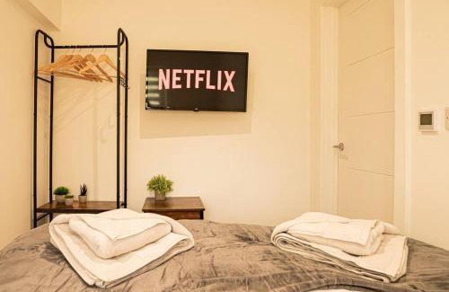 Wroxton Apartamento | Cosy 2 Bedroom Apartment - Free Parking, Fast WiFi and Smart TV by Tejza Property