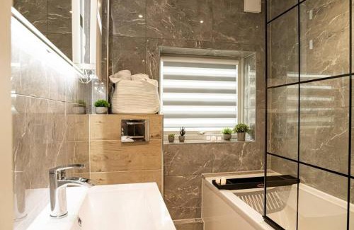 Wroxton Apartamento | Cosy 2 Bedroom Apartment - Free Parking, Fast WiFi and Smart TV by Tejza Property