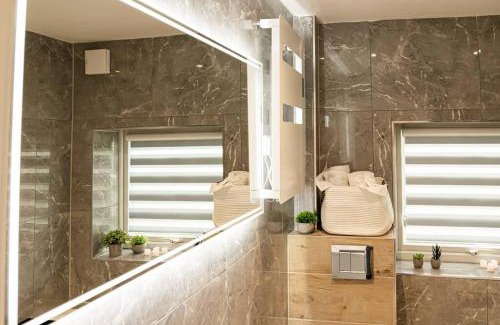 Wroxton Apartamento | Cosy 2 Bedroom Apartment - Free Parking, Fast WiFi and Smart TV by Tejza Property