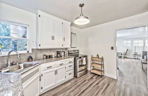 Las Vegas Casa | Cosy 2 bedroom house with huge backyard. Close to Freemont street