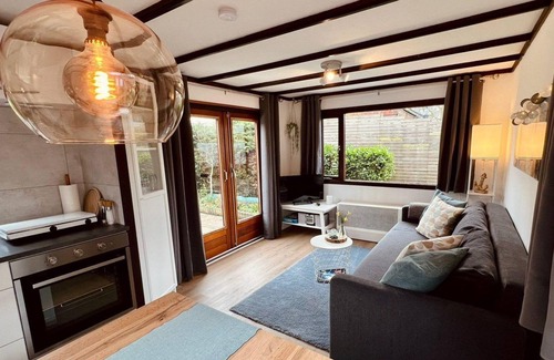 Sint Maartensvlotbrug Casa | Cosy 2-bedroom chalet, sleeps 4, nice garden with lawn