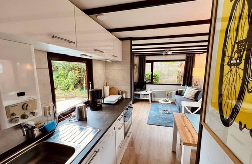 Sint Maartensvlotbrug Casa | Cosy 2-bedroom chalet, sleeps 4, nice garden with lawn