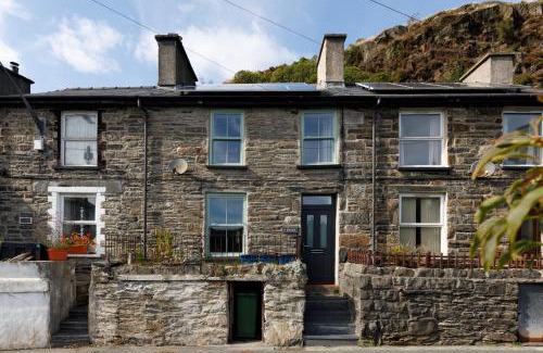 Tanygrisiau Casa | Cosy, 2-bedroom Snowdonia cottage mountain retreat