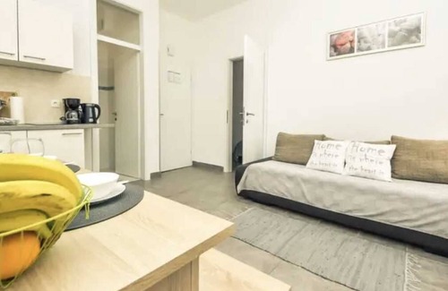 Gospic Apartamento | Cosy 2-room apartment with a balcony just steps away from the beach, shops and restaurants