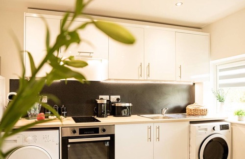 Wroxton Apartamento | Cosy 2BR Countryside Flat | Pet-Friendly + Parking