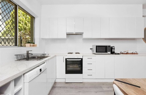 Scarborough Apartamento | Cosy 2BR in Scarborough w/ Pool!