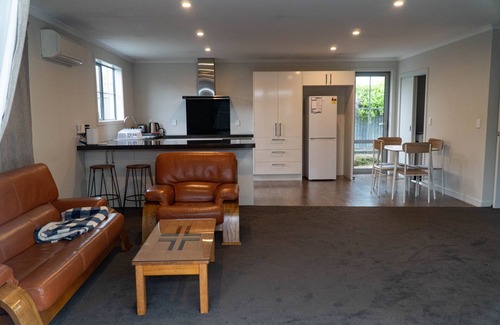 Lowburn Casa | Cosy 3-bedroom Cottage with short walk to the lake