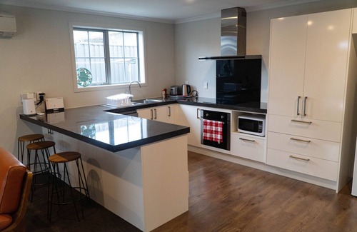 Lowburn Casa | Cosy 3-bedroom Cottage with short walk to the lake
