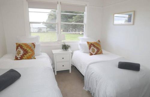 Romsey Casa | Cosy 3 bedroom cottage with indoor fireplace