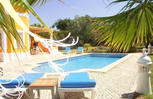 Portimao Villa | Acogedora villa de 3 dormitorios con piscina privada, WIFI, jardines privados de hoja perenne de 1250 m²