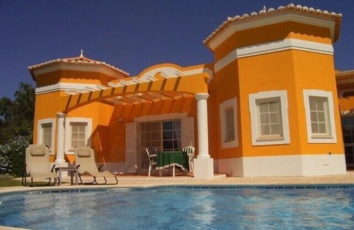 Portimao Villa | Acogedora villa de 3 dormitorios con piscina privada, WIFI, jardines privados de hoja perenne de 1250 m²