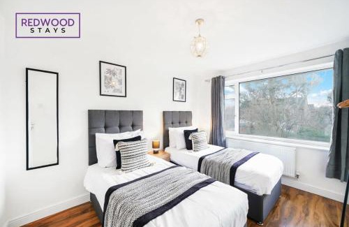Rushmoor District Casa | Cosy 3-Bedroom Serviced House with Free WiFi and Parking By Redwood Stays