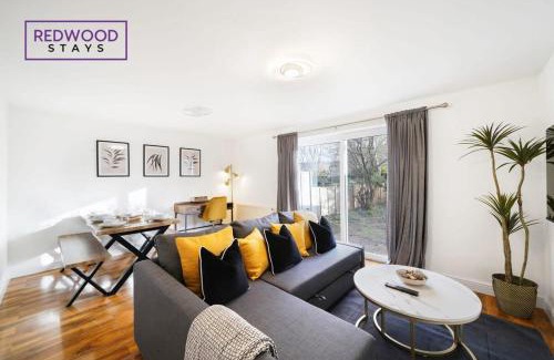 Rushmoor District Casa | Cosy 3-Bedroom Serviced House with Free WiFi and Parking By Redwood Stays