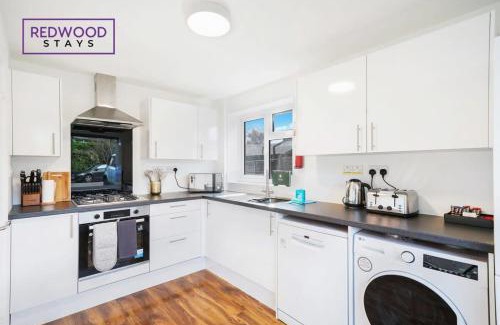 Rushmoor District Casa | Cosy 3-Bedroom Serviced House with Free WiFi and Parking By Redwood Stays