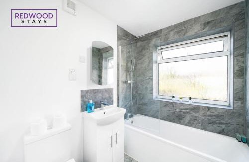 Rushmoor District Casa | Cosy 3-Bedroom Serviced House with Free WiFi and Parking By Redwood Stays