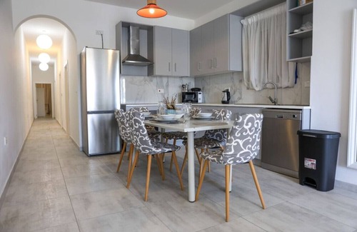 Marsalforn Apartamento | Cosy 3BR Apt with private Terrace & Wifi in Gozo