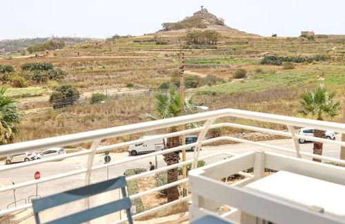 Marsalforn Apartamento | Cosy 3BR Apt with private Terrace & Wifi in Gozo