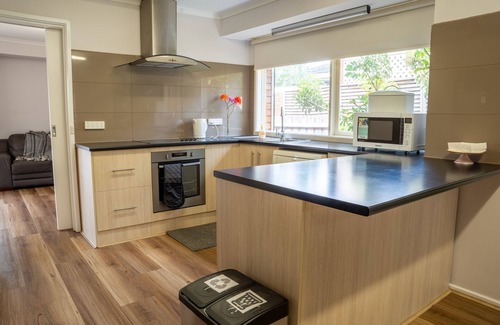 Greenvale Casa | Cosy 4 Bedroom Holiday Home - Melbourne Airport