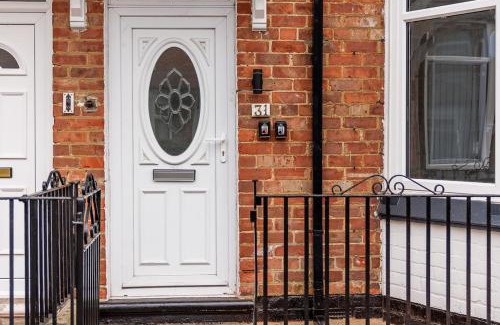 Darlington Casa | Cosy 4-BR Darlington Home Near Hospital-Sleeps 8!