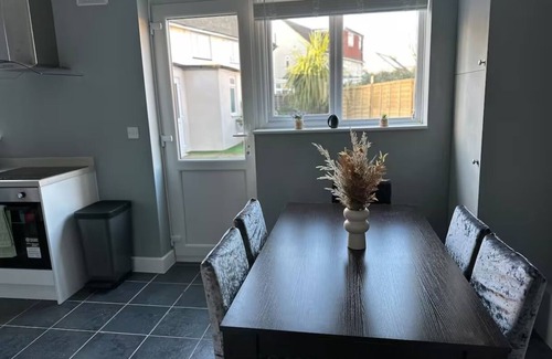 Greenford Broadway Casa | Cosy 5 EnSuite House Near Heathrow Airport